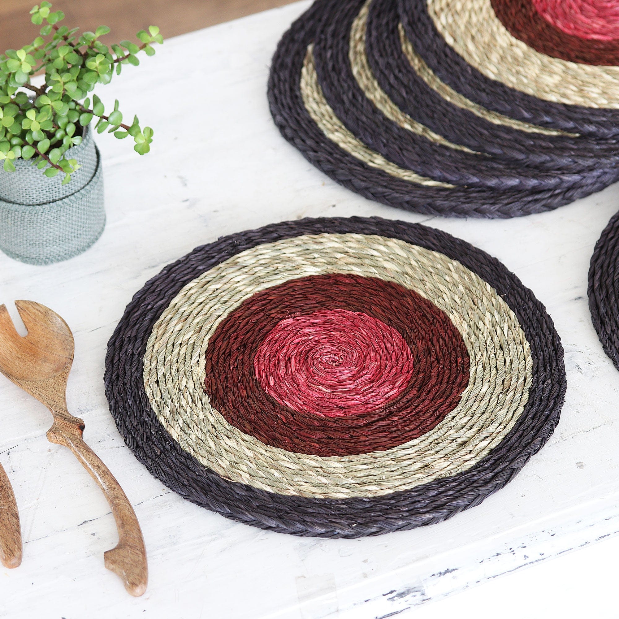 Set of 6 Natural Fiber Round Placemats in Red and Black - Round Grandeur