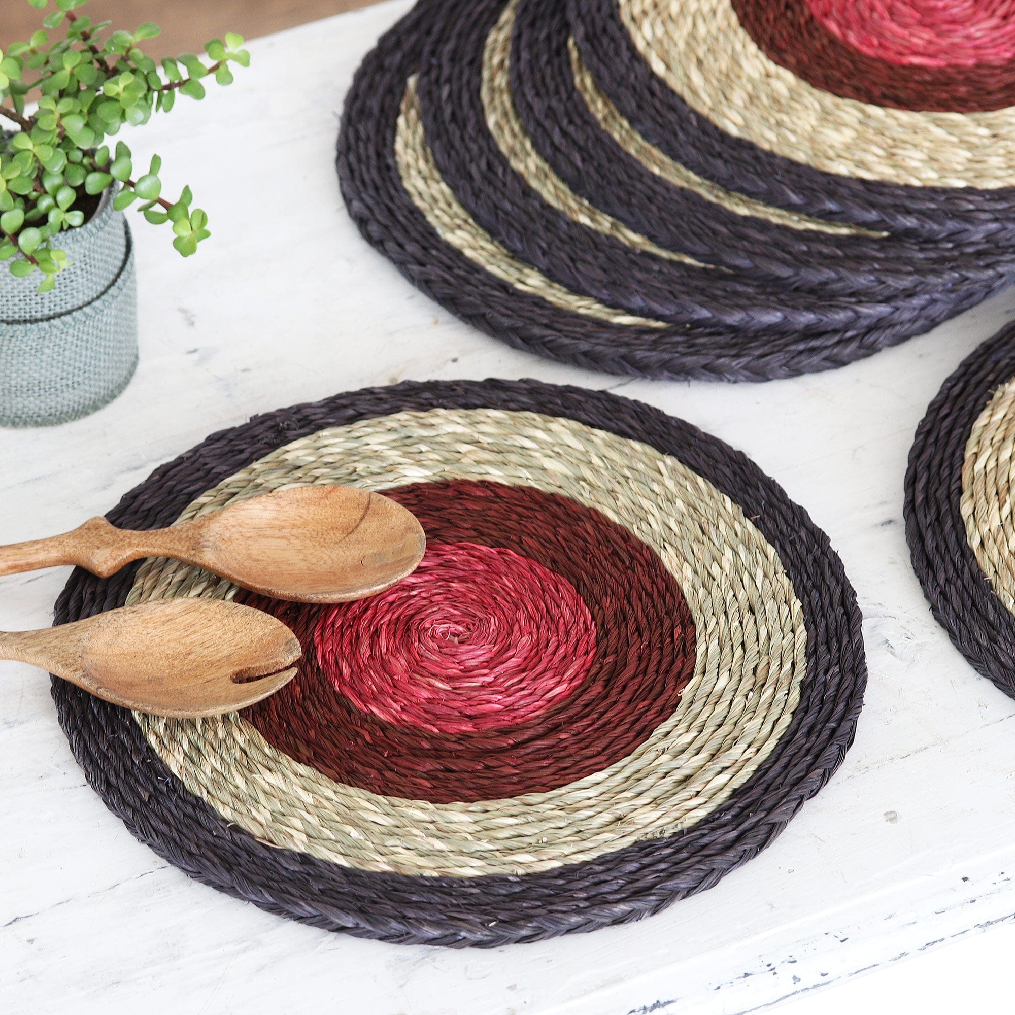 Set of 6 Natural Fiber Round Placemats in Red and Black - Round Grandeur